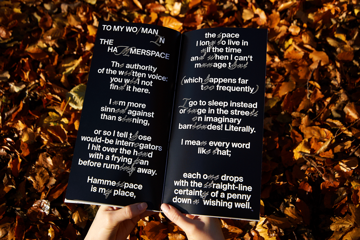 Aufgeschlagenes Buch mit weisser Schrift auf schwarzen Hintergrund