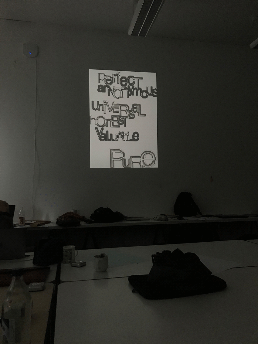 Poster mit grauer Schrift auf eine Wand projiziert mit einem Beamer